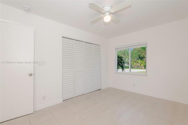 unfurnished bedroom featuring a ceiling fan, baseboards, and a closet