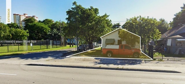 view of front of house featuring fence