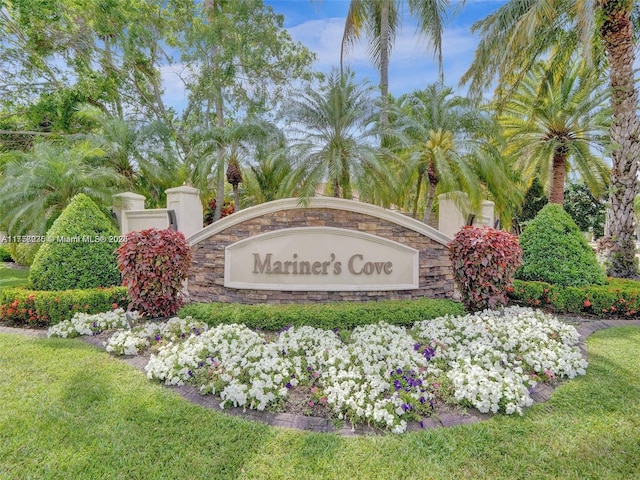 community / neighborhood sign featuring a lawn