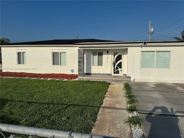 view of front facade with a front lawn