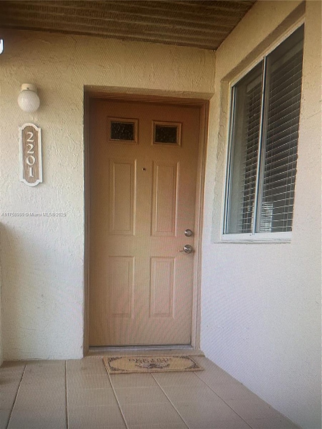 property entrance featuring stucco siding