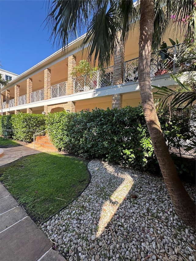 view of yard featuring a balcony