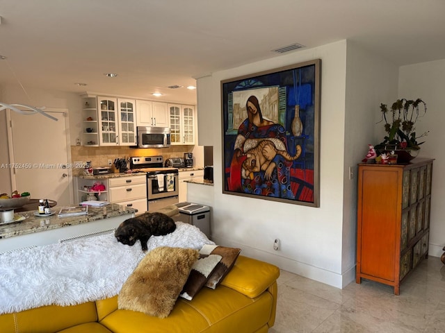 living area featuring visible vents, recessed lighting, and baseboards