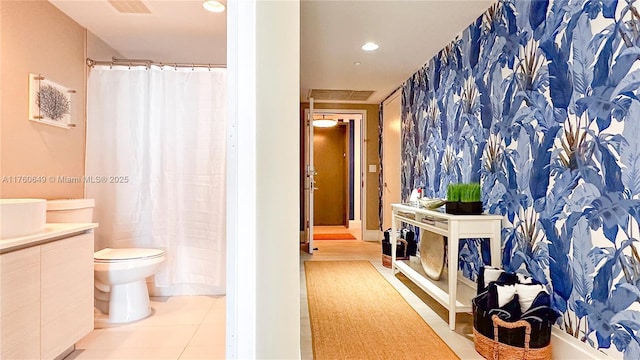 full bath featuring visible vents, curtained shower, toilet, recessed lighting, and tile patterned floors