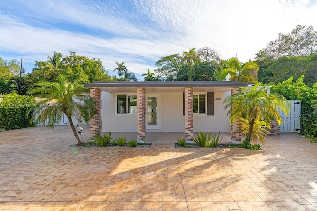 view of front facade featuring stucco siding