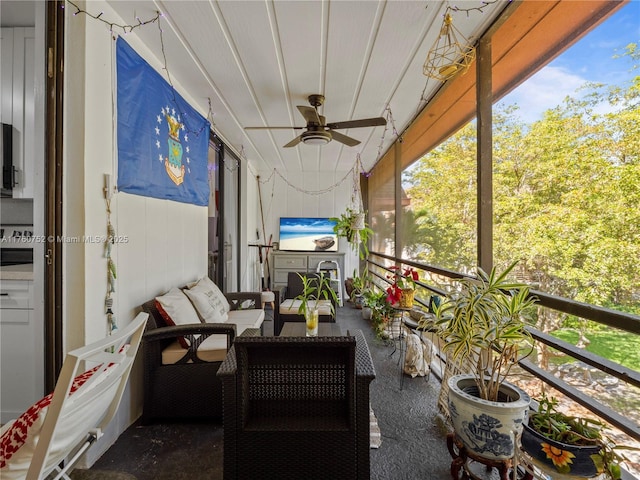 sunroom with ceiling fan