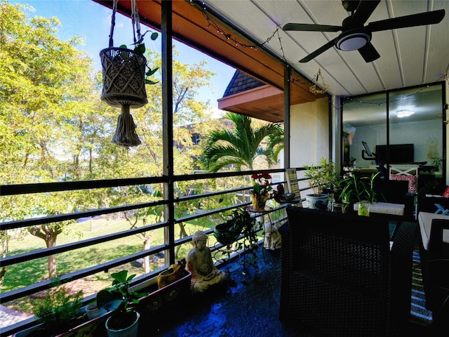 balcony featuring a ceiling fan