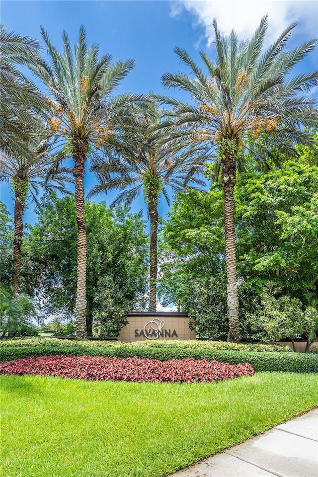 community / neighborhood sign featuring a lawn