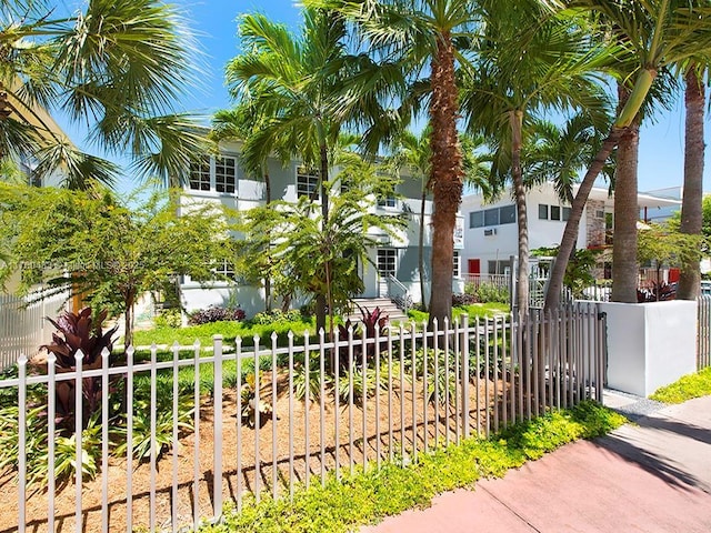 view of front of home featuring a fenced front yard