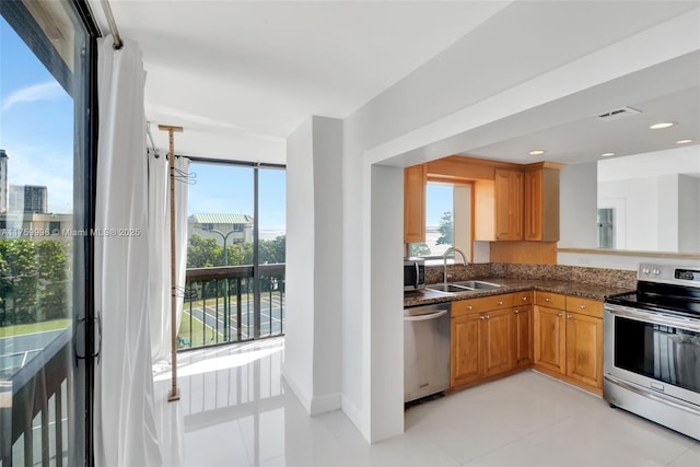 kitchen featuring a sink, stainless steel appliances, visible vents, and a healthy amount of sunlight