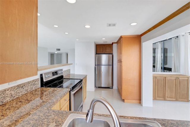 kitchen with a sink, recessed lighting, visible vents, and stainless steel appliances