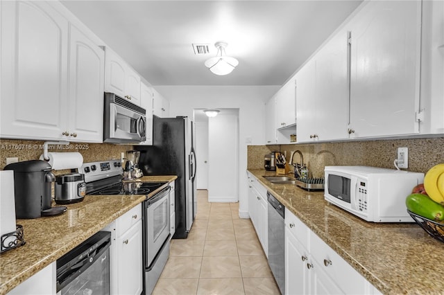 kitchen featuring a sink, tasteful backsplash, stainless steel appliances, visible vents, and white cabinets