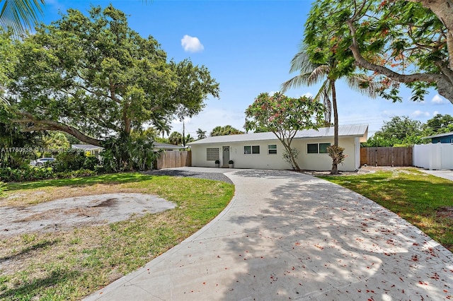 367 W Riverside Dr, Tequesta, FL 33469 - ranch-style house featuring stucco siding