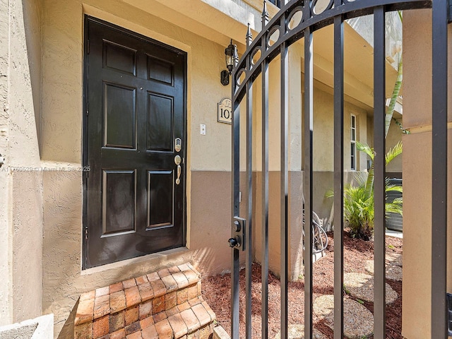 view of exterior entry featuring stucco siding