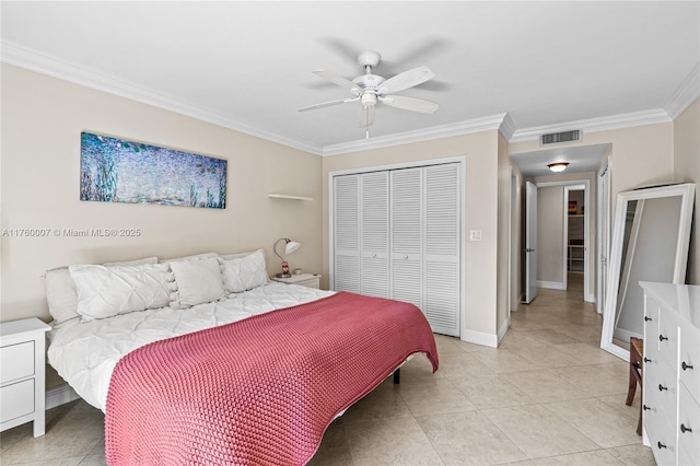 bedroom featuring visible vents, a ceiling fan, a closet, crown molding, and baseboards