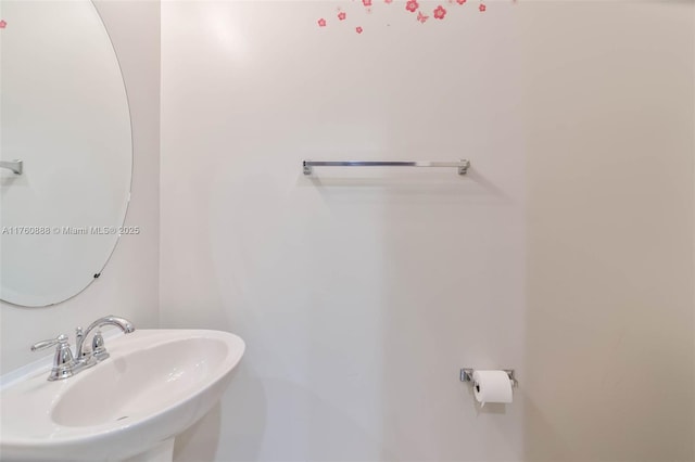 bathroom featuring a sink