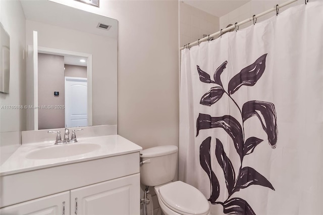 bathroom with a shower with curtain, visible vents, vanity, and toilet