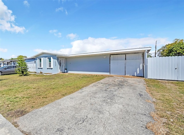 view of front of property with a front yard, fence, and driveway