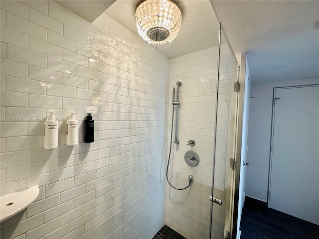 bathroom featuring a tile shower