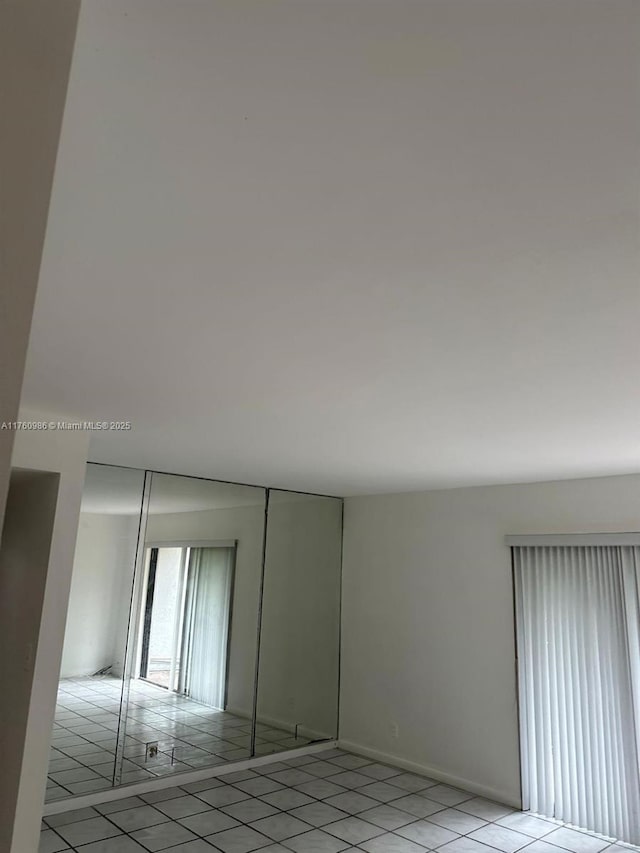 unfurnished room featuring light tile patterned flooring