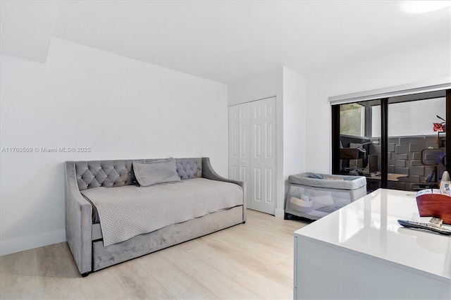 living area with light wood-type flooring and baseboards