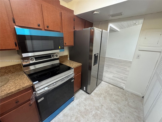 kitchen with visible vents, brown cabinets, stainless steel appliances, and baseboards