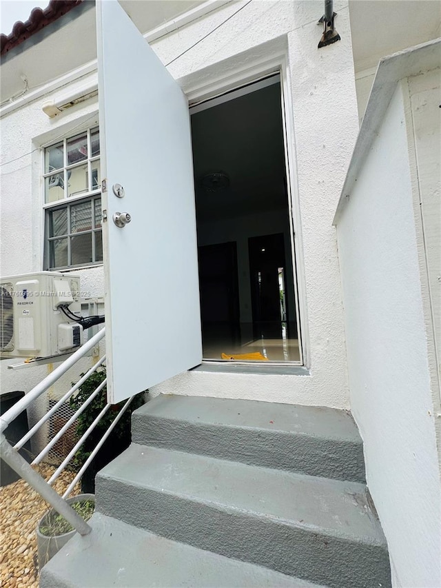 view of exterior entry with stucco siding