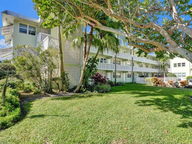 1900 NE 8th Ct Unit 306, Fort Lauderdale, FL 33304 - view of yard