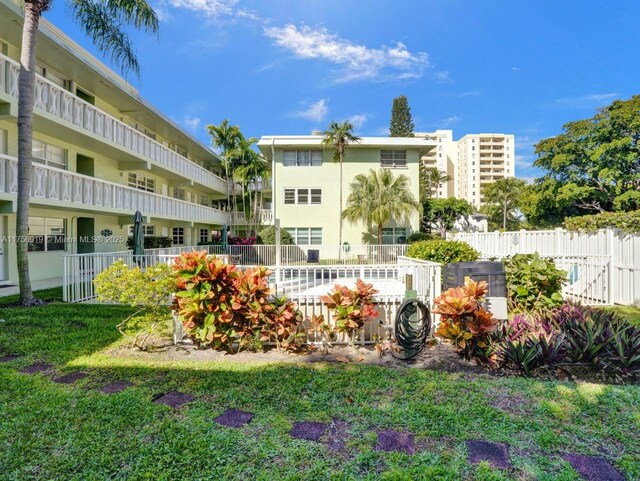 1900 NE 8th Ct Unit 306, Fort Lauderdale, FL 33304 - exterior space featuring fence