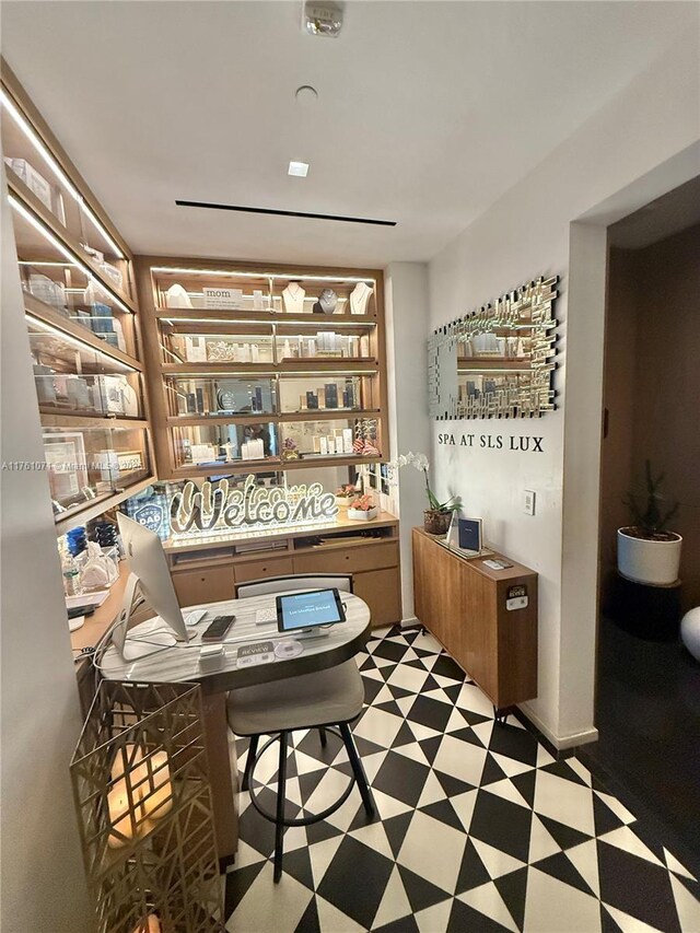 801 S Miami Ave Unit 5509, Miami, FL 33130 - bar area featuring light floors