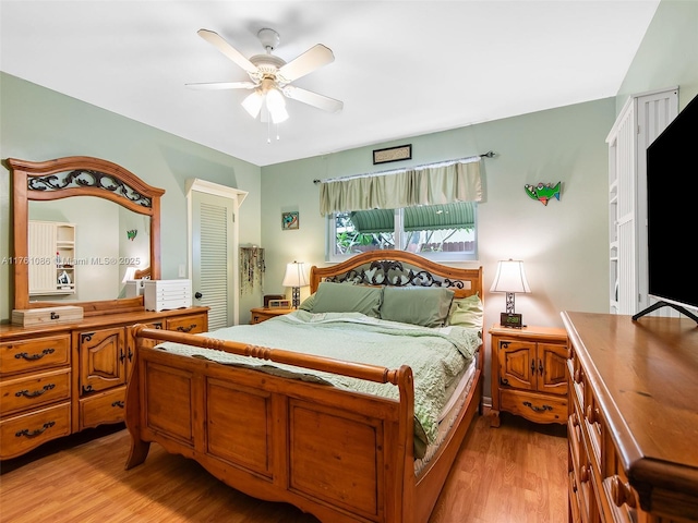 bedroom featuring light wood-type flooring and a ceiling fan