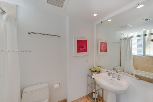 bathroom with visible vents, toilet, a sink, a shower with shower curtain, and recessed lighting