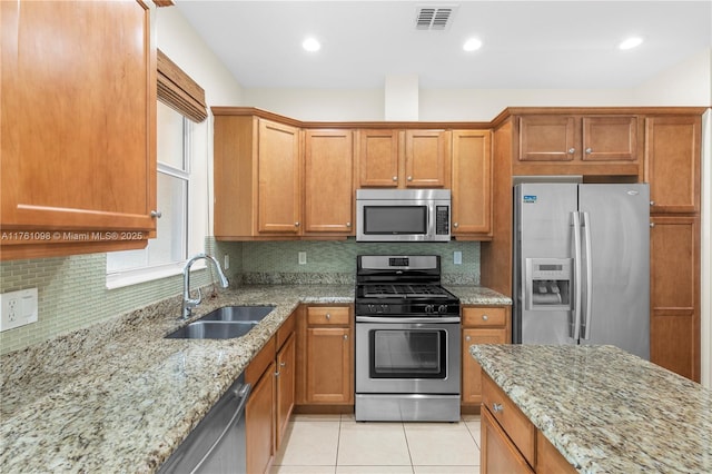 kitchen featuring a sink, visible vents, tasteful backsplash, and appliances with stainless steel finishes