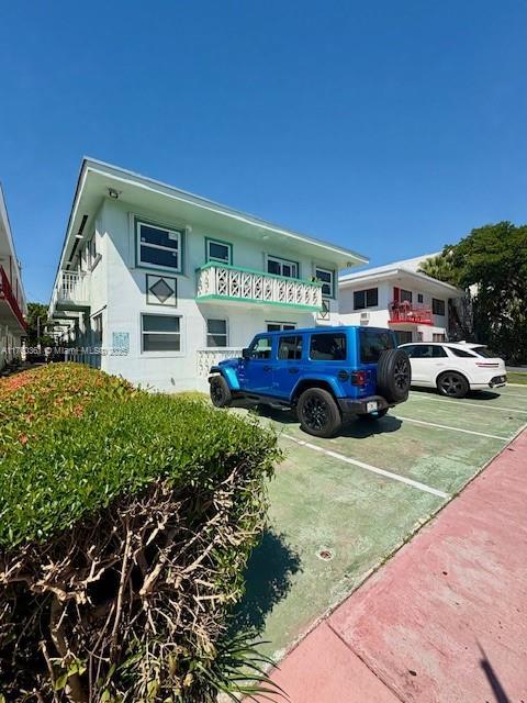 view of front of property featuring stucco siding and uncovered parking