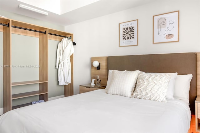 bedroom featuring a barn door