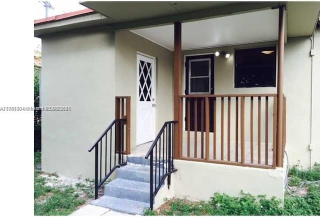 view of exterior entry featuring stucco siding