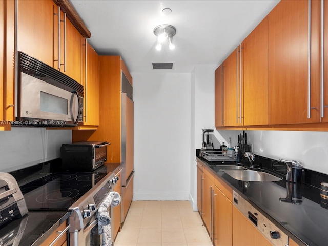 kitchen featuring visible vents, a sink, dark countertops, stainless steel range with electric cooktop, and black microwave