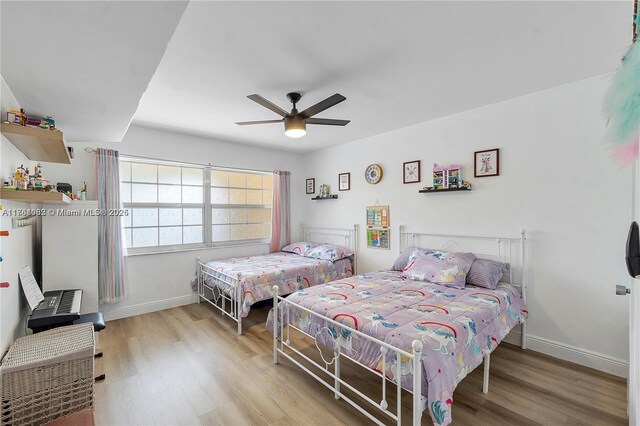 washroom featuring cabinet space, washing machine and clothes dryer, light tile patterned floors, ceiling fan, and baseboards