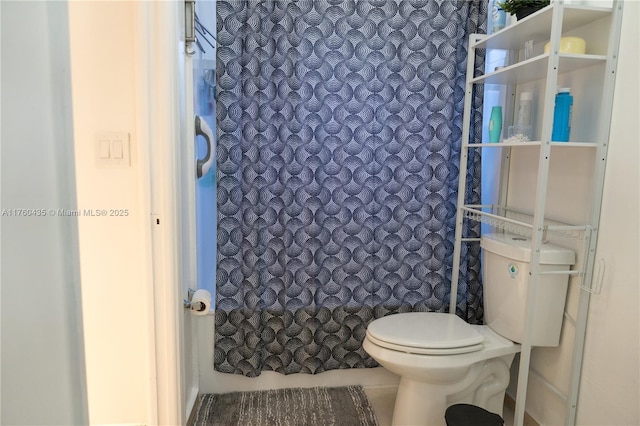 full bathroom featuring toilet and a shower with curtain