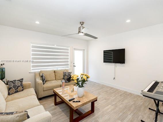 living area with recessed lighting, baseboards, a ceiling fan, and light wood finished floors