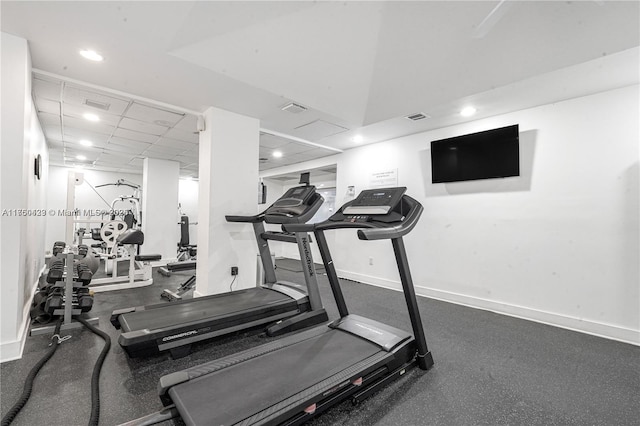 workout area with a drop ceiling, visible vents, baseboards, and recessed lighting