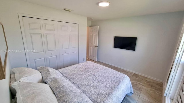 bedroom featuring a closet, visible vents, and baseboards