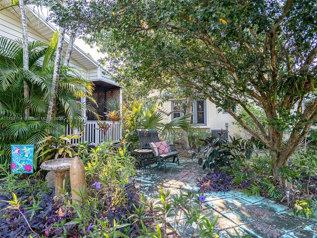 1735 18th St, Vero Beach, FL 32960 - view of yard with a patio