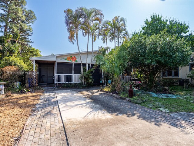 1735 18th St, Vero Beach, FL 32960 - view of front facade featuring driveway and covered porch