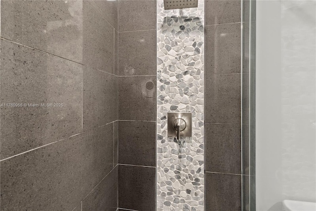 details featuring tiled shower