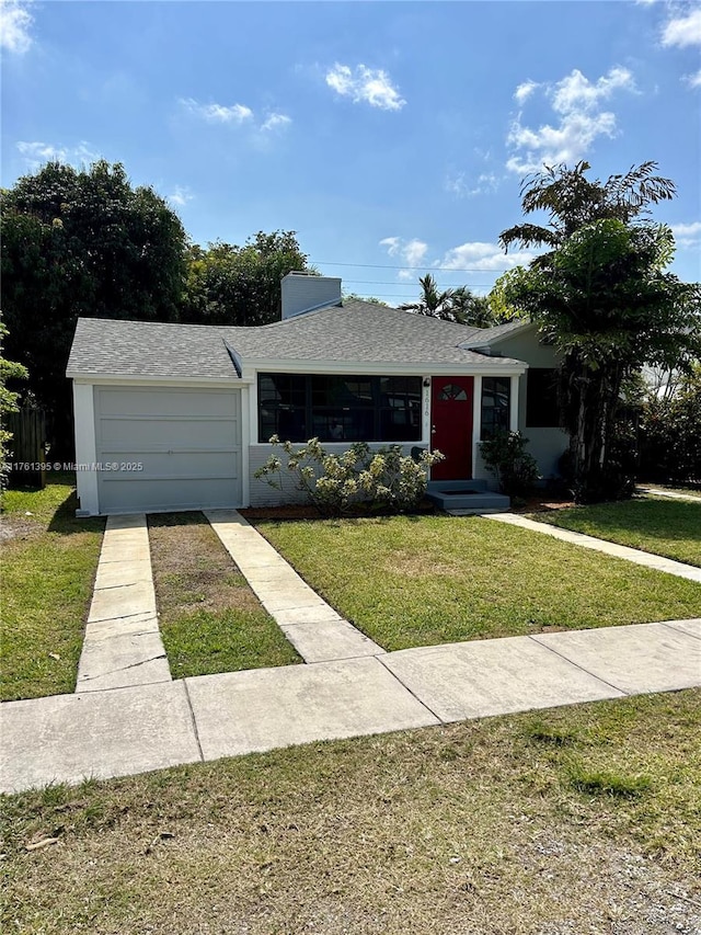 view of front of home featuring a front lawn and roof with shingles