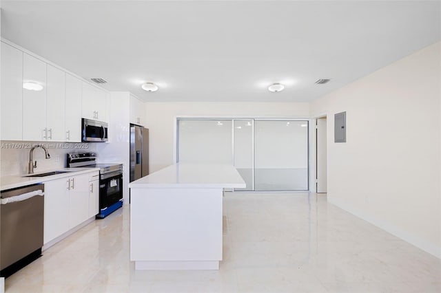 kitchen with visible vents, stainless steel appliances, light countertops, and a sink