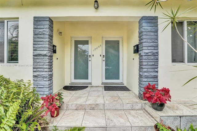 view of exterior entry featuring stucco siding