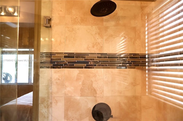 room details featuring a tile shower