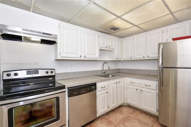 kitchen with visible vents, a sink, stainless steel appliances, light countertops, and under cabinet range hood